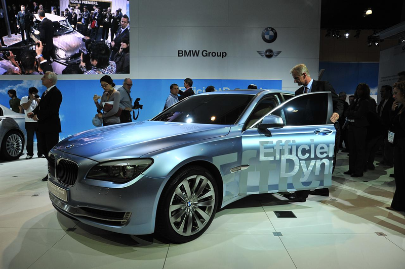 Illustration for article titled 2009 BMW 7-Series, ActiveHybrid Hit LA Show Floor